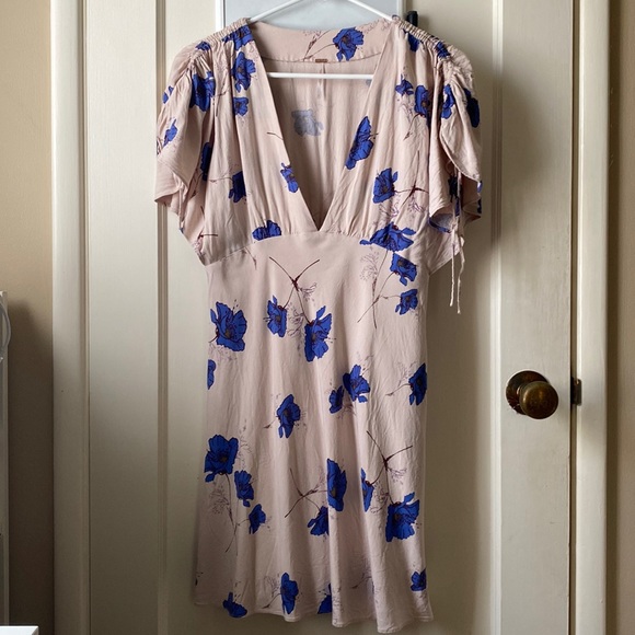 Dresses & Skirts - Free People V-Neck Floral Dress